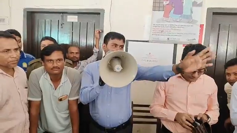 হাতীবান্ধায় সারের দাবিতে মহাসড়ক অবরোধ, কৃষকদের বিক্ষোভ—প্রশাসনের হস্তক্ষেপে স্বাভাবিক যান চলাচল