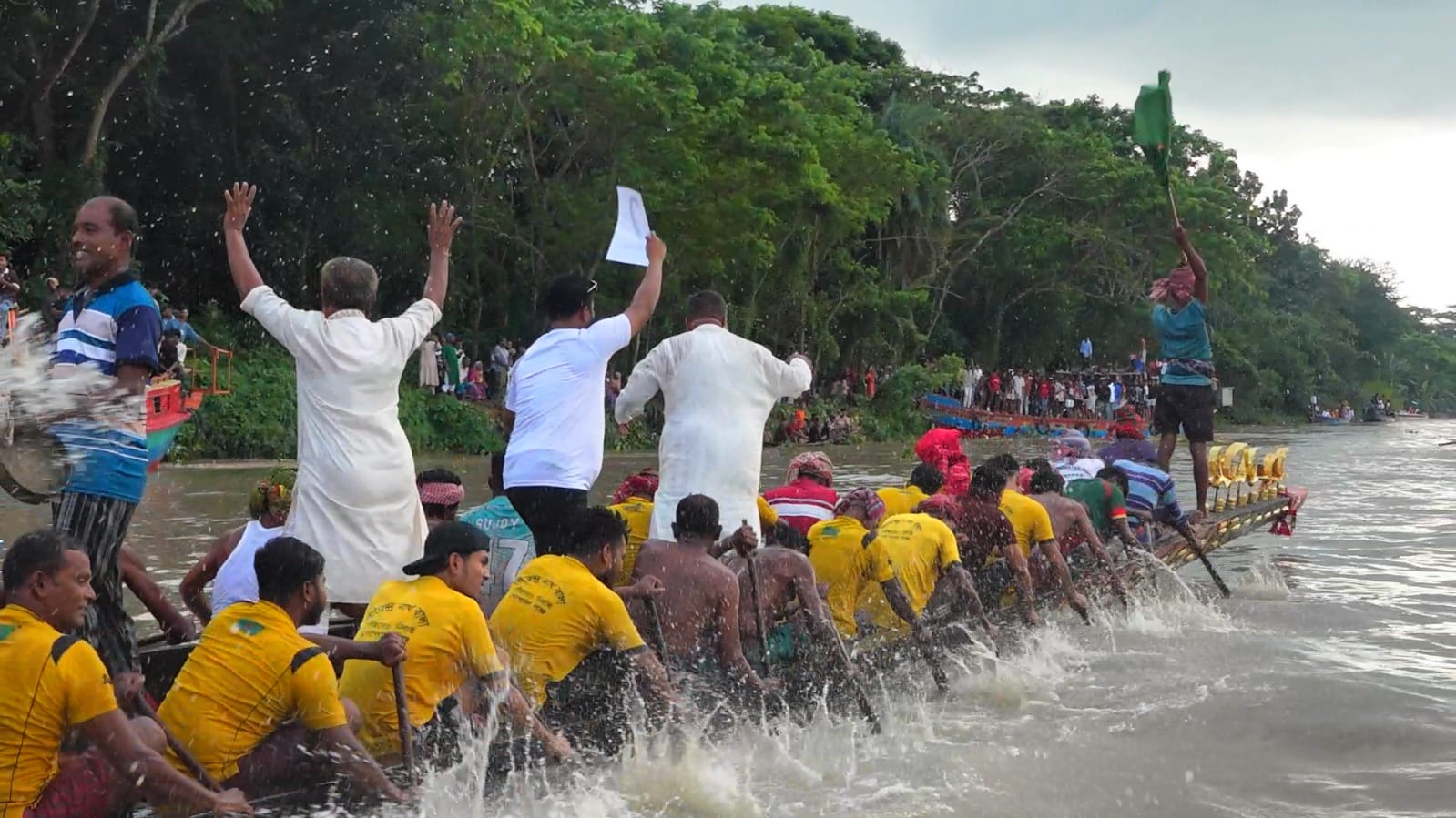 মাদারীপুরের টেকেরহাটে  কুমার নদে ঐতিহ্যবাহী নৌকা বাইচ অনুষ্ঠিত। 