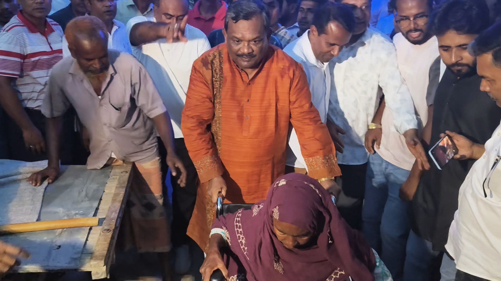 লালমনিরহাটে যুবদলের ৪৮তম প্রতিষ্ঠাবার্ষিকীতে বর্ণাঢ্য র‍্যালি, নিজ হাতে প্রতিবন্ধী নারীকে হুইলচেয়ারে বসালেন একেএম মমিনুল হক