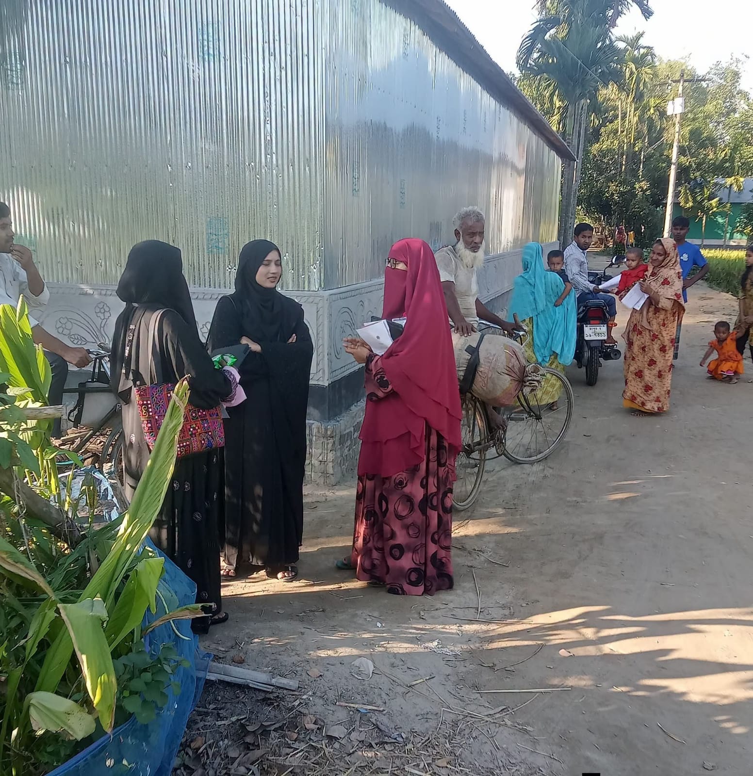 আদিতমারীতে ফ্যামিলি কার্ড নিয়ে বাড়ি বাড়ি যাচাই! কমলাবাড়ীর ১ নম্বর ওয়ার্ডে মাঠে সুপারভাইজার ফাতেমা খাতুন