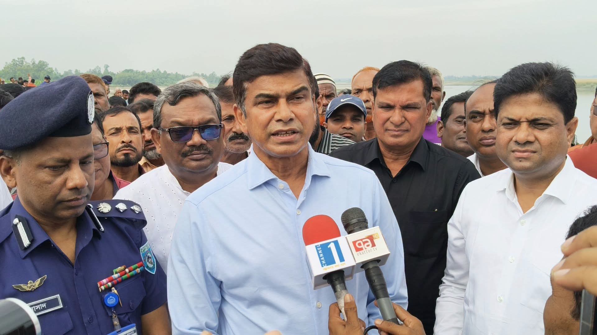 কুলাঘাটে ধরলা নদী পরিদর্শনে পানি সম্পদ প্রতিমন্ত্রী ফরহাদ হোসেন আজাদ এমপি, নদীভাঙন রোধে কার্যকর উদ্যোগের প্রত্যাশায় এলাকাবাসী